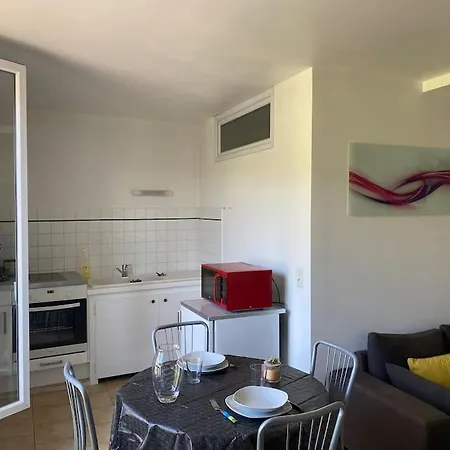 2 P En Plein Coeur De La Provence 아파트 리에